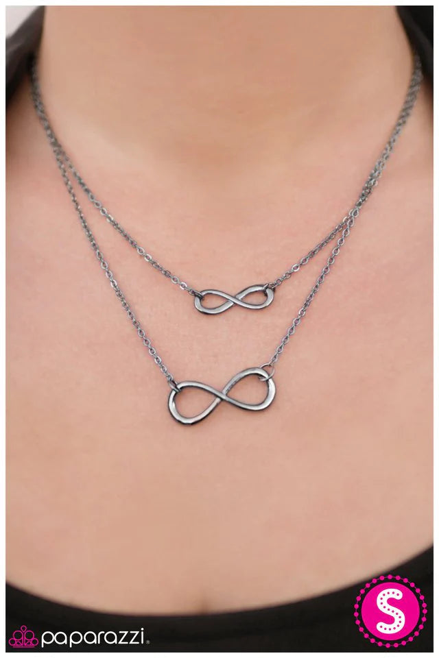PAPARAZZI "ALWAYS ON MY MIND" BLACK NECKLACE
